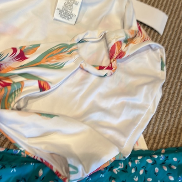 4 NWT BILLABONG/ROXY size large lot bundle - Picture 6 of 7